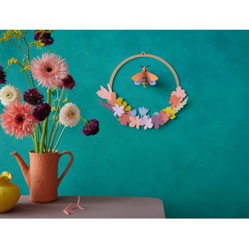 #Couronne florale 3D
#Fabriquée en carton recyclé
#Décoration printanière intemporelle
#Montage DIY facile