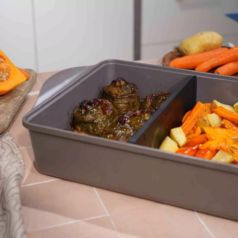 L’Incroyable Plat à Four Ajustable Cookut – Taupe Moka | Séparateur breveté & sans PFAS