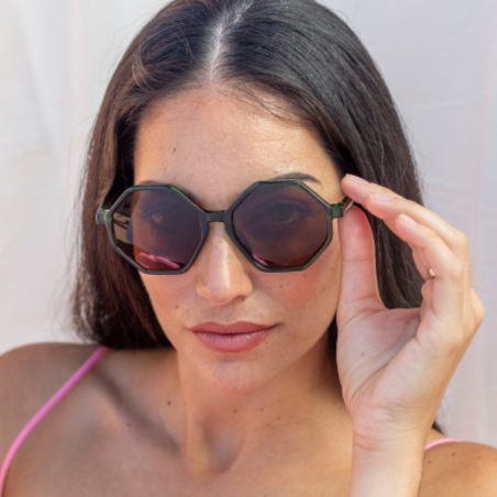 Charly Therapy - Lunettes solaires vertes à monture hexagonale recyclée - Frida olive