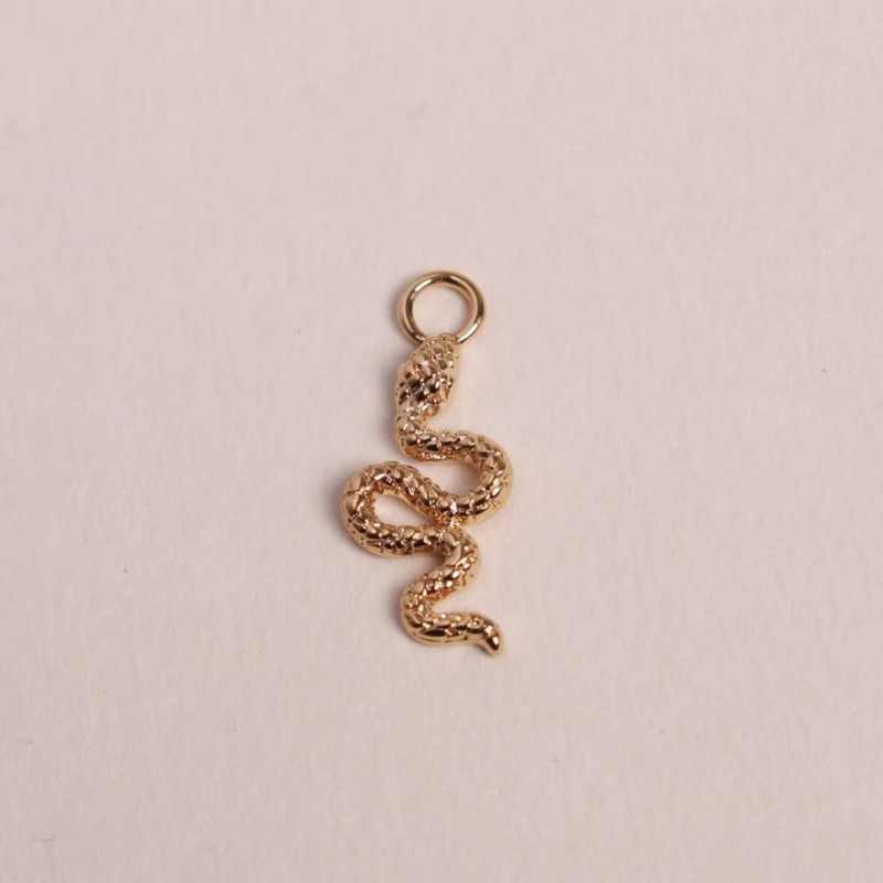 Bijoux dorés Waekura – Boucles, bagues, bracelets & charms intemporels