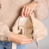 Sac banane Andrea teddy beige – Hindbag, forme demi-lune pratique et élégante