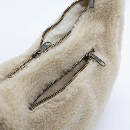 Sac banane Andrea teddy beige – Hindbag, forme demi-lune pratique et élégante