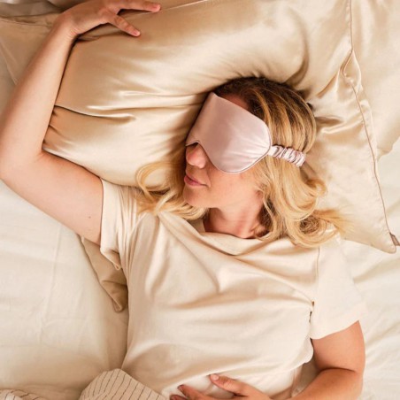 Masque de sommeil en soie – Emily’s Pillow | Douceur et confort nocturne