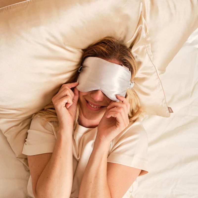Masque de sommeil en soie – Emily’s Pillow | Douceur et confort nocturne