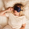 Masque de sommeil en soie – Emily’s Pillow | Douceur et confort nocturne