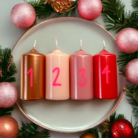 Graphic Lights X-Mas Countdown – Set 4 bougies numérotées Noël design – Pink Stories