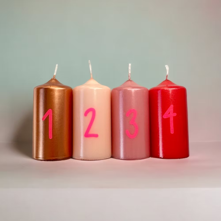 Graphic Lights X-Mas Countdown – Set 4 bougies numérotées Noël design – Pink Stories