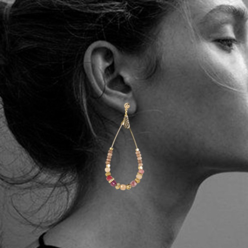 Boucles d’oreilles Bria Rose – Bijou pendantes doré & détails roses | By Garance