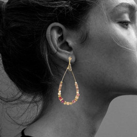 Boucles d’oreilles Bria Rose – Bijou pendantes doré & détails roses | By Garance