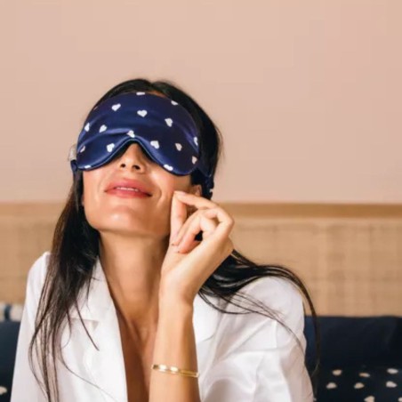 Masque de sommeil en soie – Emily’s Pillow | Douceur et confort nocturne